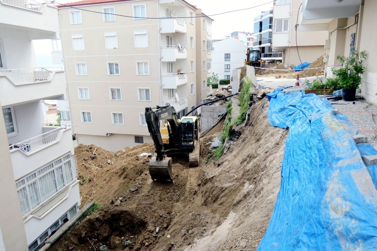 Bursa’da heyelan tehlikesine aldırış etmeyen ev sahipleri ’pes’ dedirtti