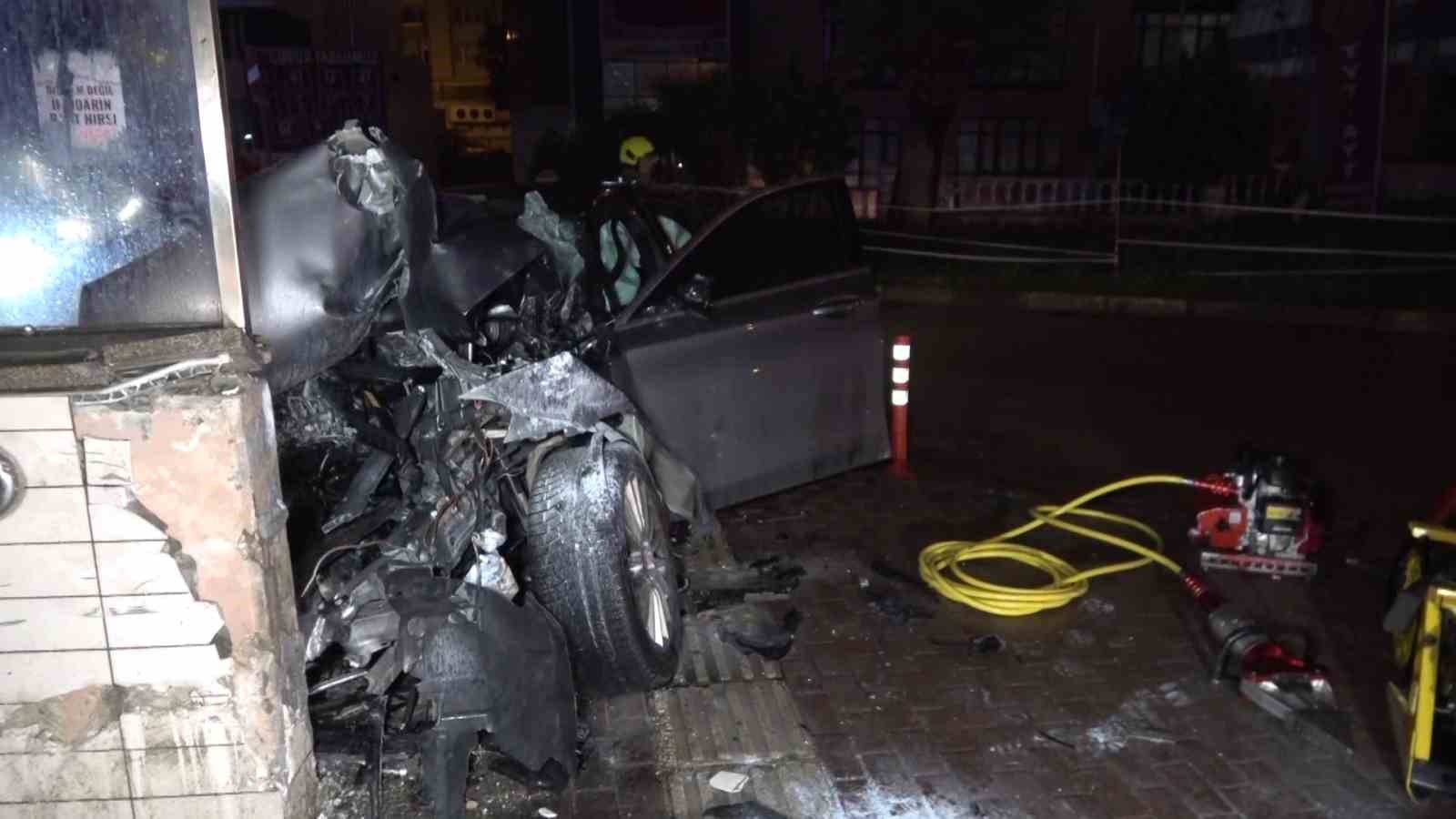 Bursa’da 3 gencin lüks otomobilde hayatını kaybettiği kaza kamerada