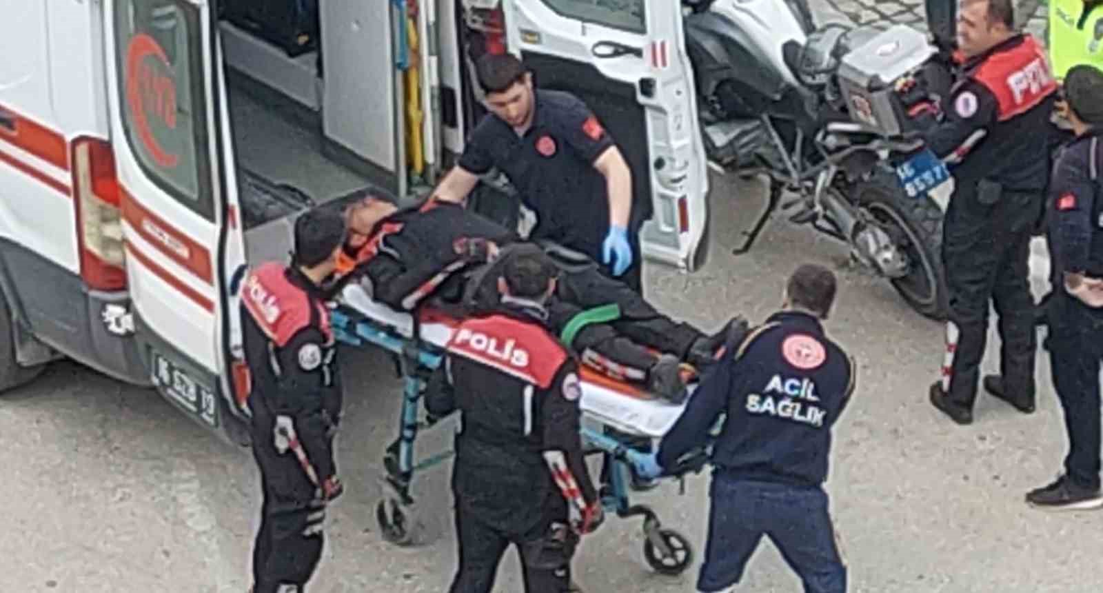 Minibüsle çarpışan motosikletli polis yaralandı