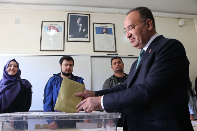 Kabine'den ilk oy veren bakan Bekir Bozdağ oldu: Seçimlerin Türkiye'ye hayırlı olmasını diliyorum