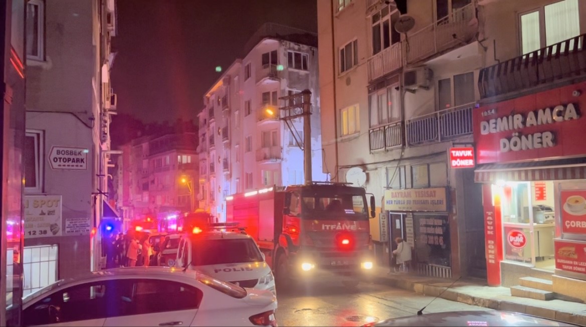 Bursa’da 5 katlı apartmanın çatı katı alev alev yandı
