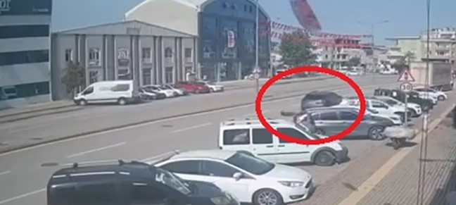 Bursa’da geri manevra yapan sürücü, arkasından gelen yaya böyle çarptı