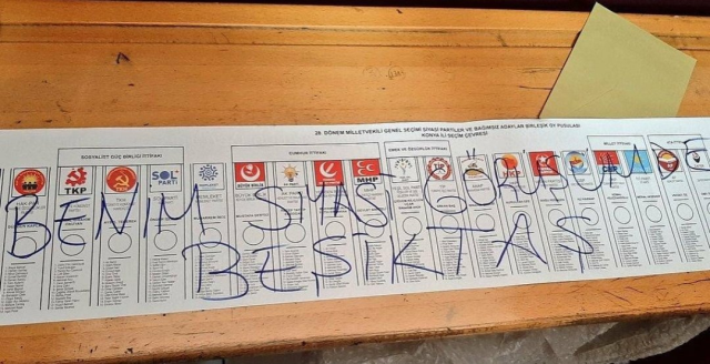 Oy pusulasına boydan boya not yazan Beşiktaş taraftarı eleştiri bombardımanına tutuldu
