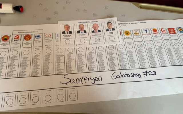 Oy pusulasına boydan boya not yazan Beşiktaş taraftarı eleştiri bombardımanına tutuldu