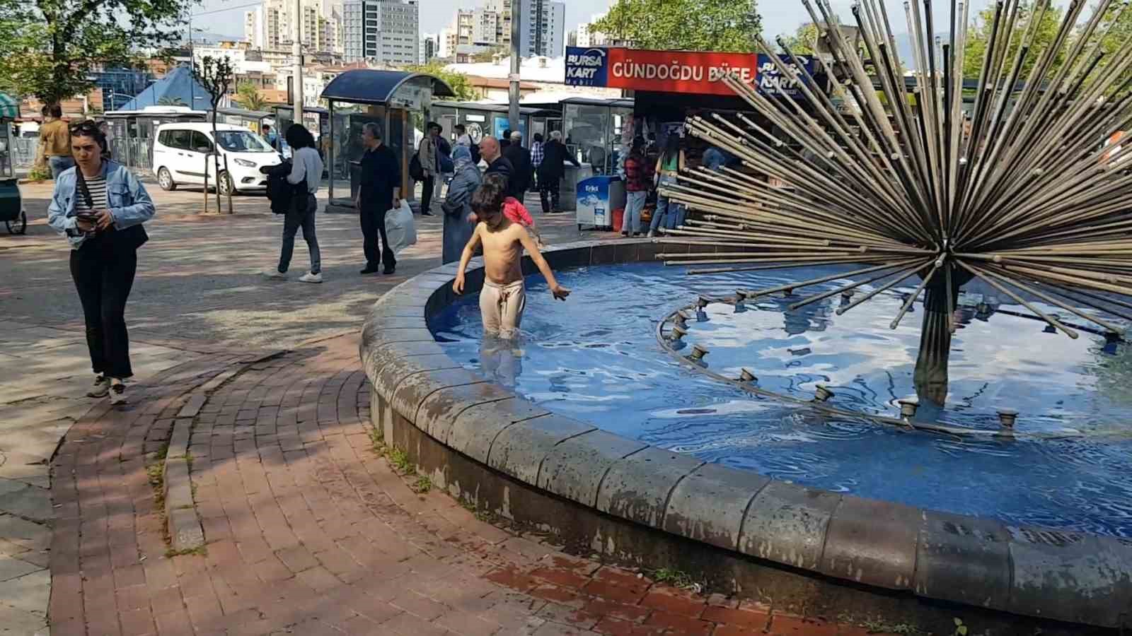 Bursa’da çocukların süs havuzunda tehlikeli eğlencesi