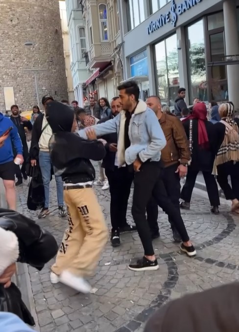 Fenomen Noel Robinson, bu sefer de Türkiye'de dans etti! Hareketlerine sinirlenen vatandaşlar yakasına yapıştı