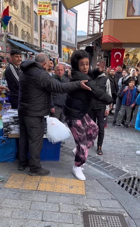 Fenomen Noel Robinson, bu sefer de Türkiye'de dans etti! Hareketlerine sinirlenen vatandaşlar yakasına yapıştı