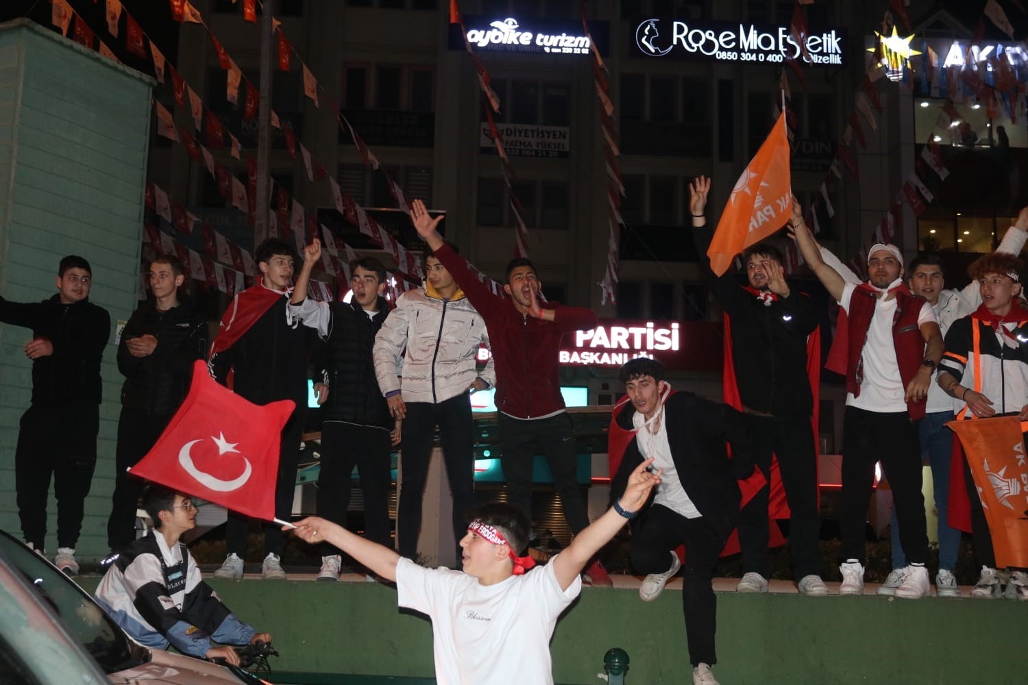 Bursa’da Cumhur İttifakı destekçileri kent merkezine akın etti