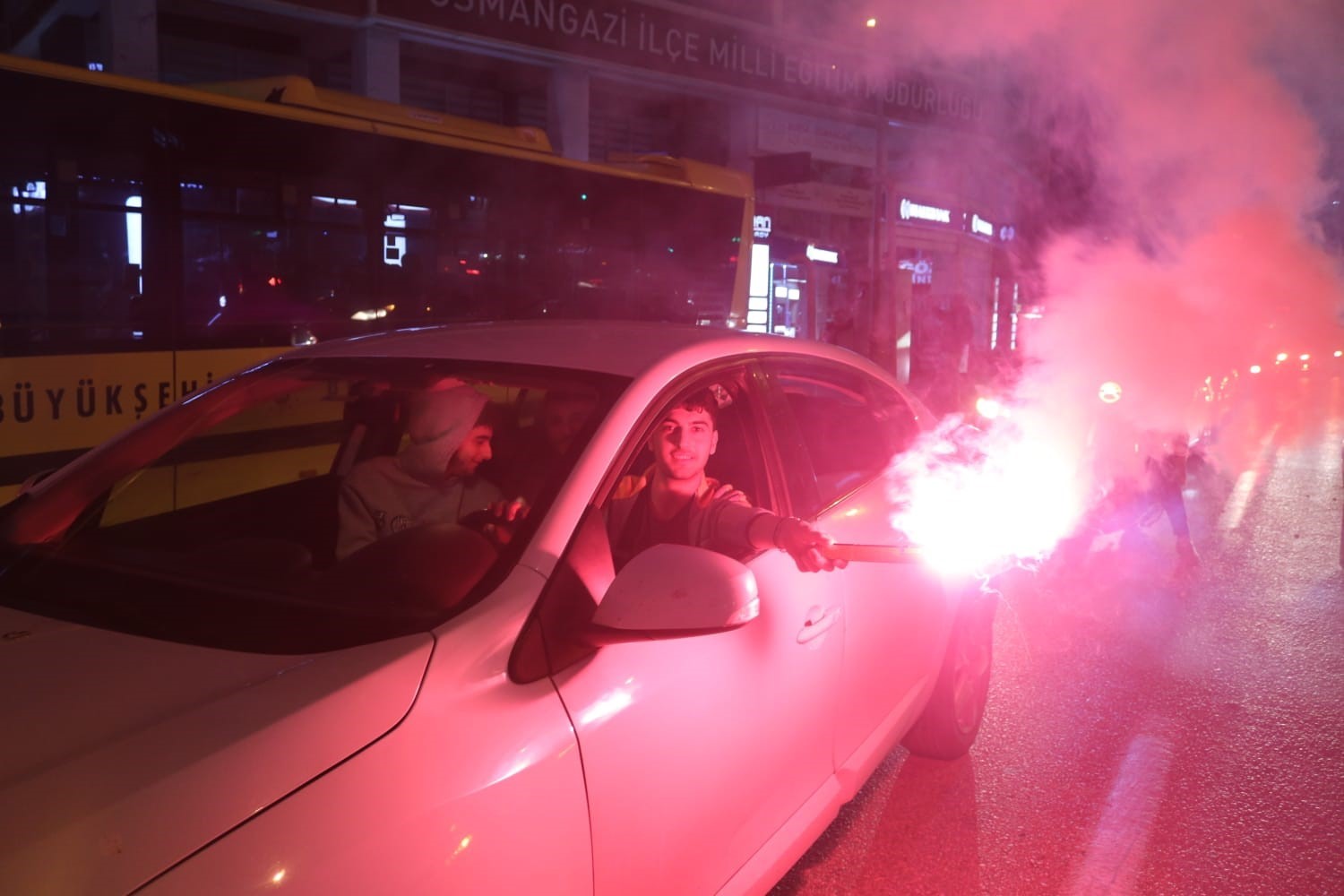 Bursa’da Cumhur İttifakı destekçileri kent merkezine akın etti