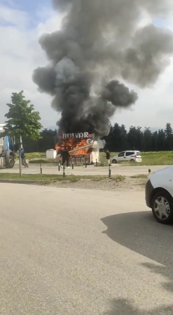 Bursa’da kokoreç aracının alev alev yandığı anlar kamerada