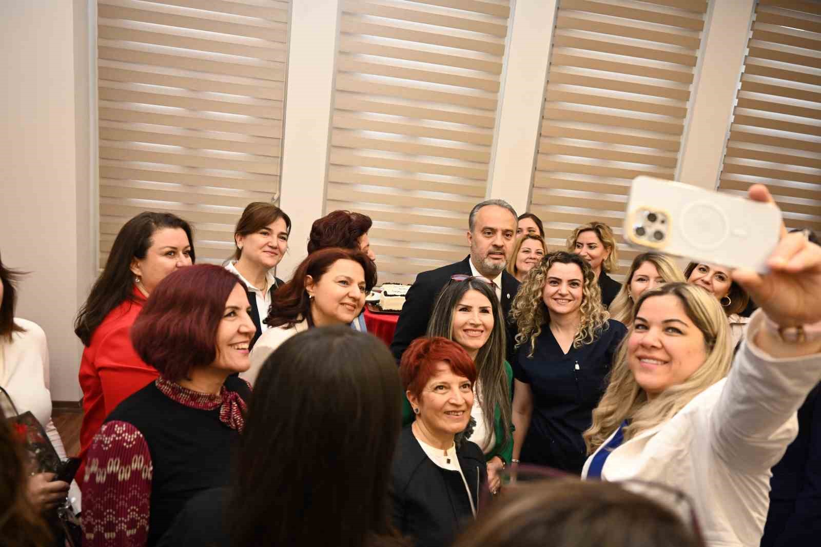 Bursa Büyükşehir’den hemşirelere karanfilli kutlama