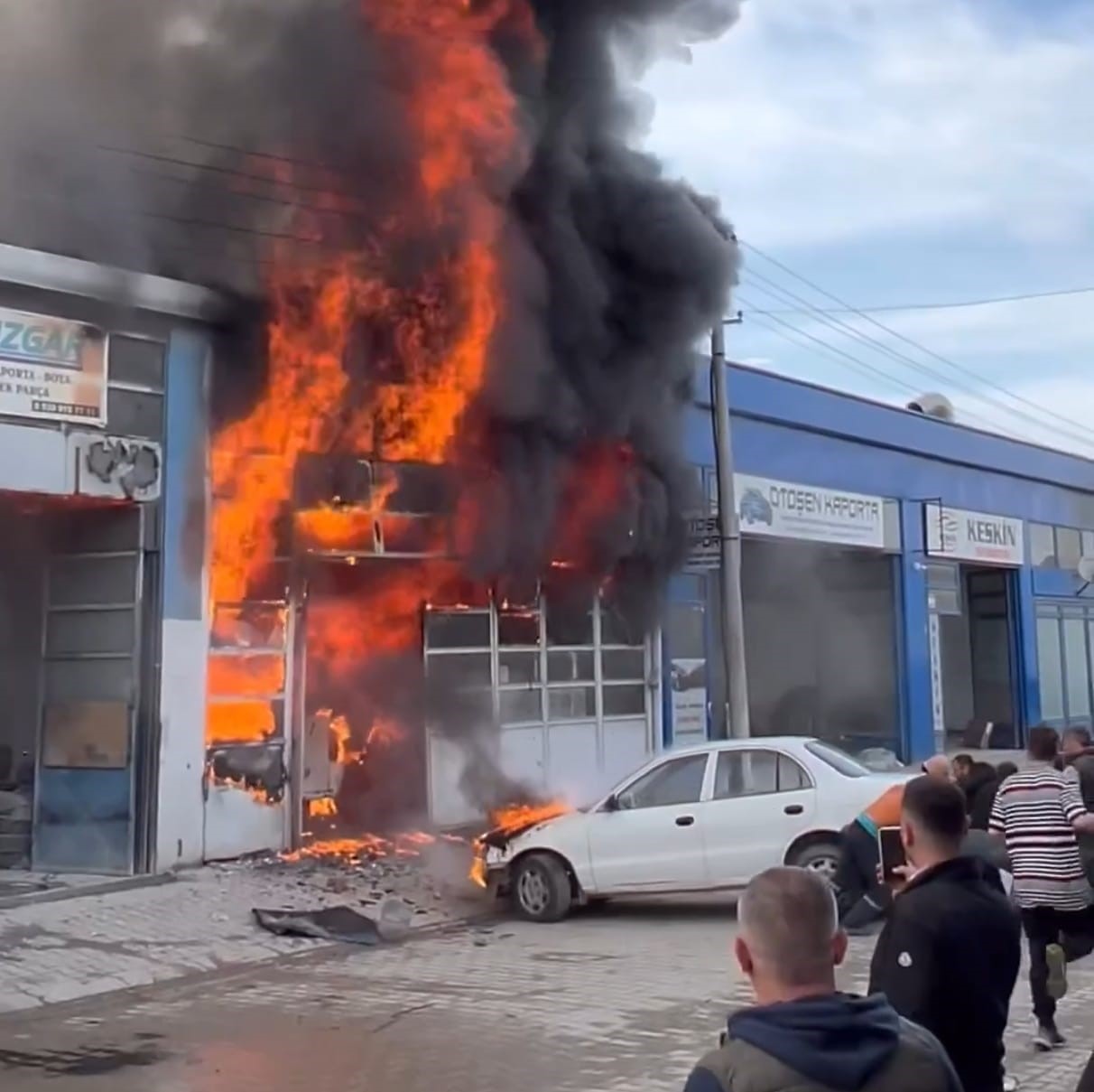 Bursa’da Metal Sanayi’deki yangında 4 iş yeri ve 3 araç hasar gördü