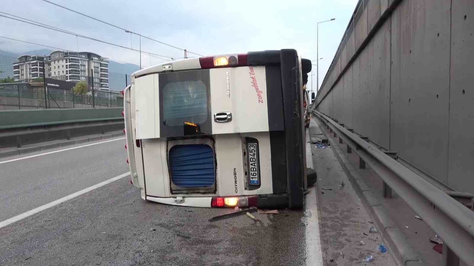 Bursa’da kontrolden çıkan ticari minibüs devrildi: 1 yaralı