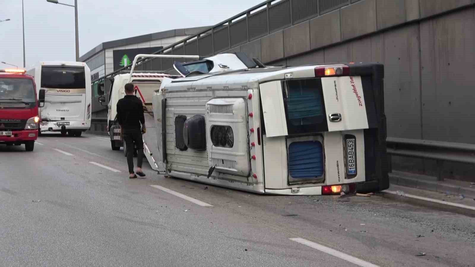 Bursa’da kontrolden çıkan ticari minibüs devrildi: 1 yaralı