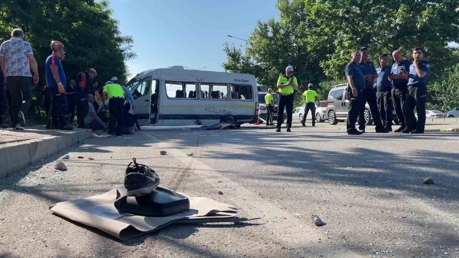 Bursa’da işçi servisi ile otomobil çarpıştı: 1 ölü, 9 yaralı