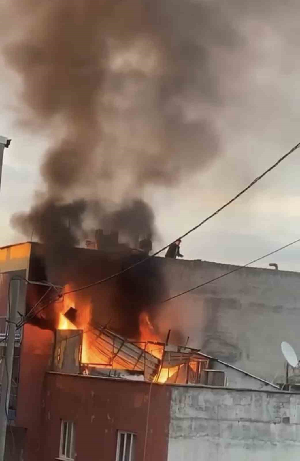 Bursa’da 2 katlı evin çatı katı alev alev yandı
