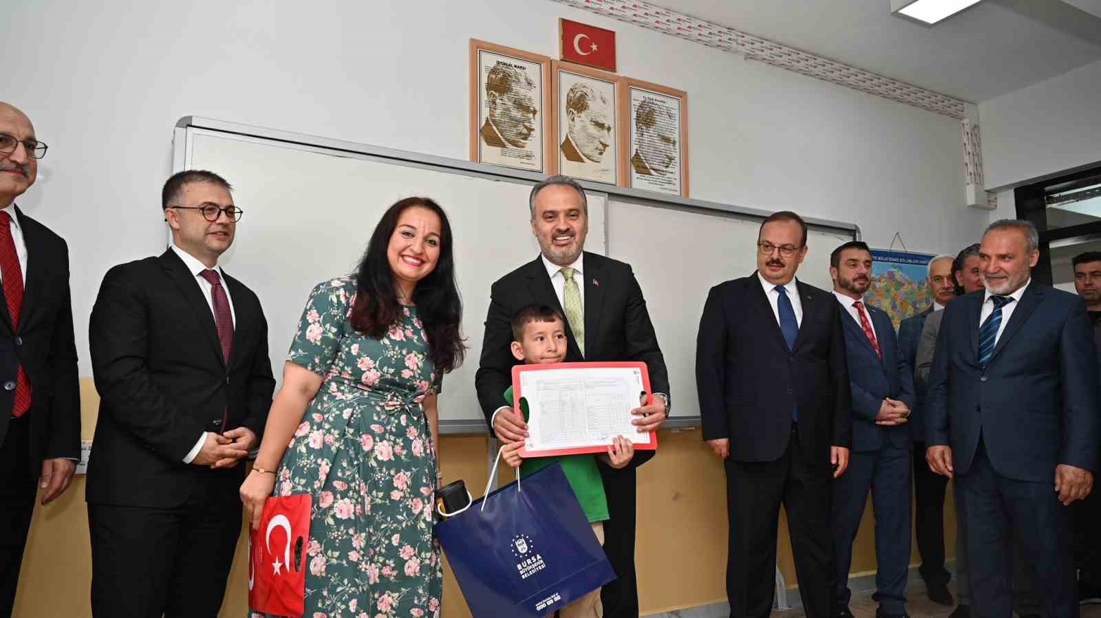Bursa’da Ana Kucağı öğrencileri karnelerini aldı
