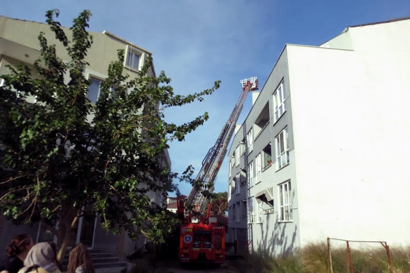 Bursa’da 5 katlı binanın çatı katı alev alev yandı: 1 yaralı