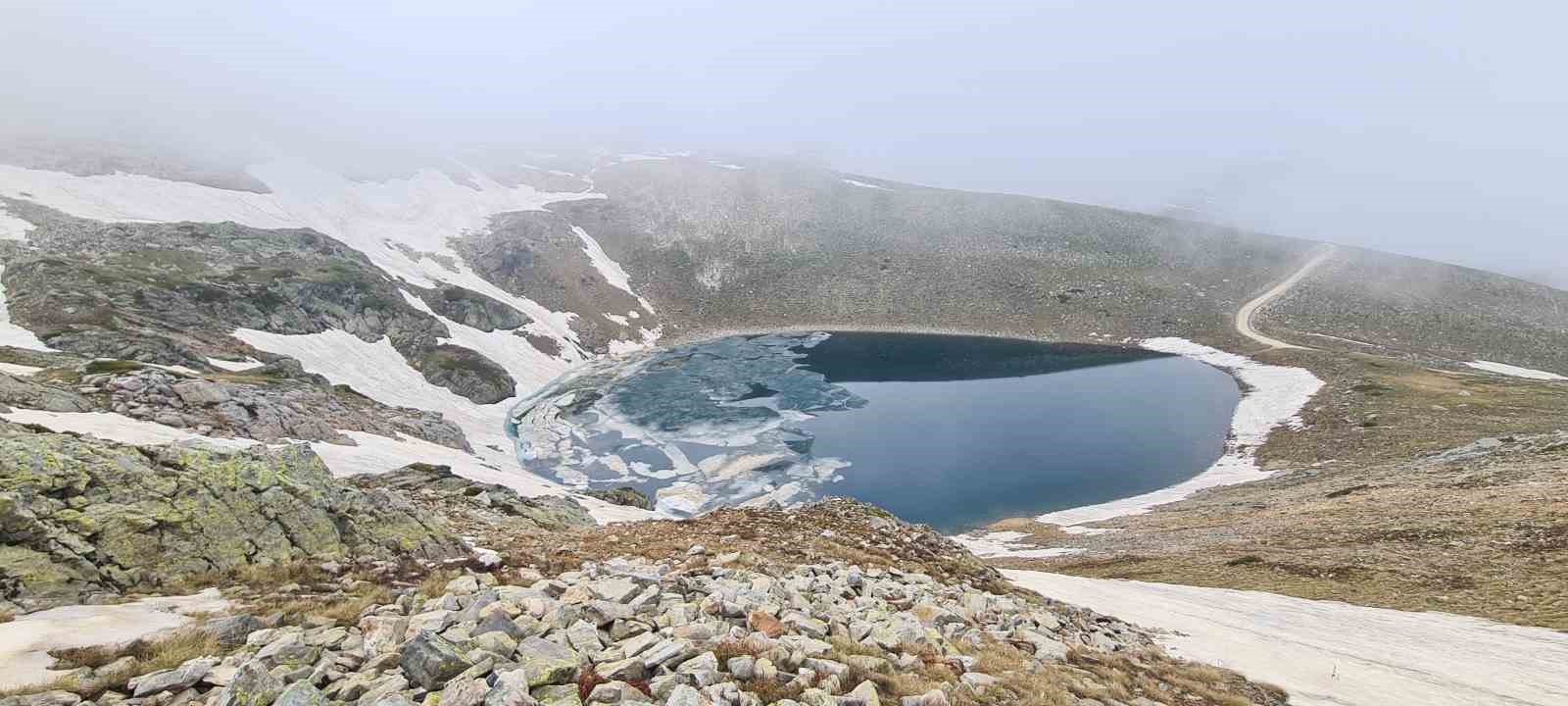 Haziran sonunda Uludağ’ın buzlu göllerinde yüzüyor