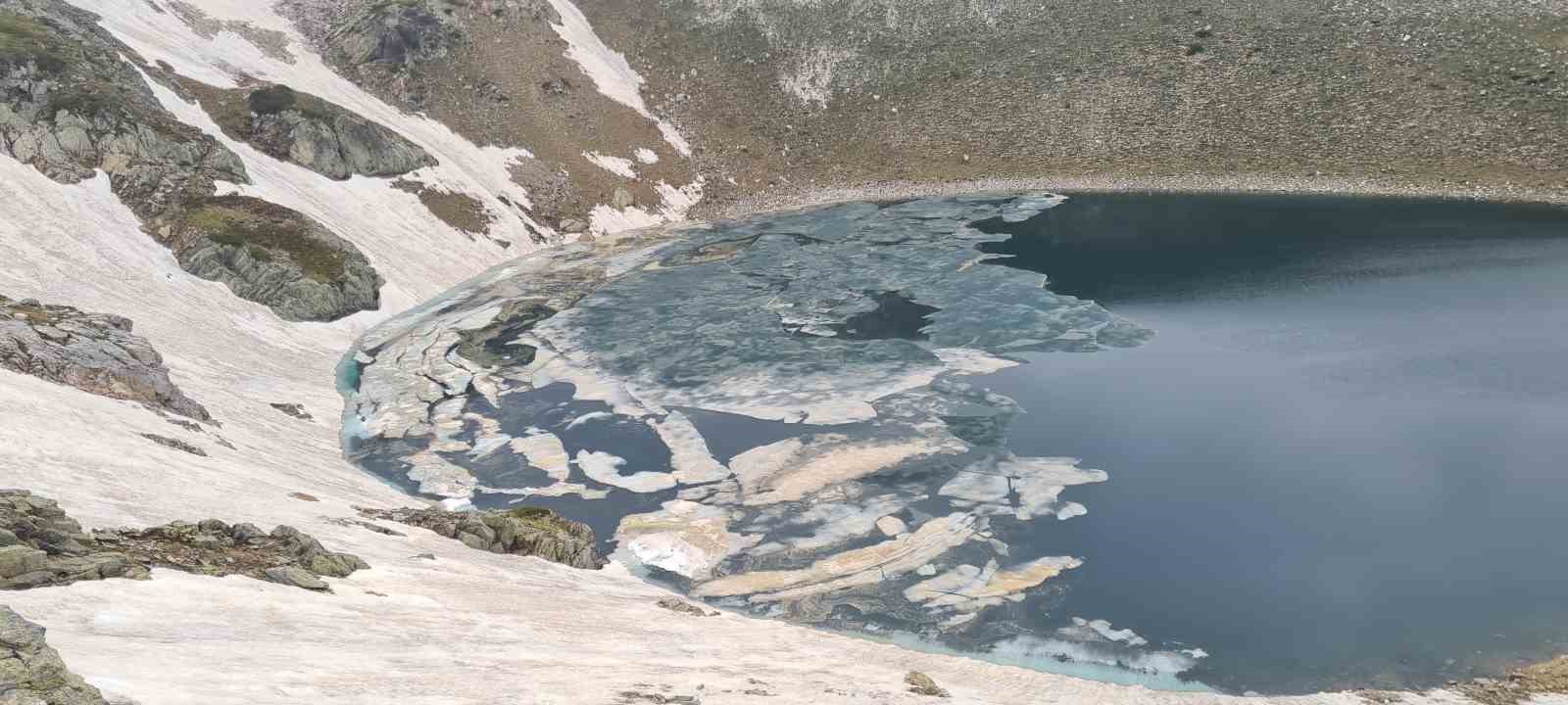 Haziran sonunda Uludağ’ın buzlu göllerinde yüzüyor