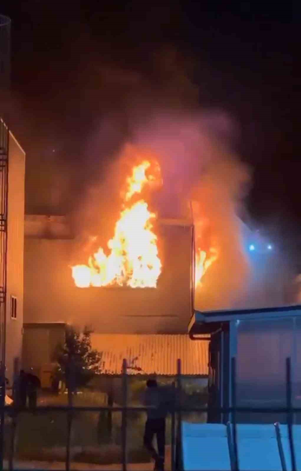 Bursa’da lunapark ve çocuk oyun grubu üreten fabrikada büyük yangın