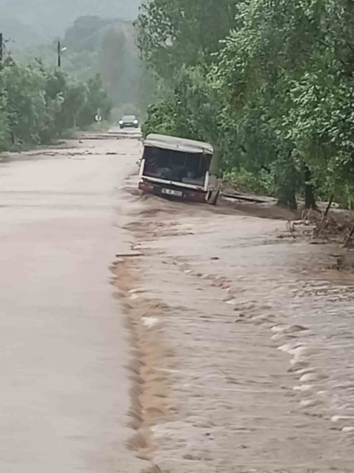 Sel suları İznik Bursa yolunu kapattı