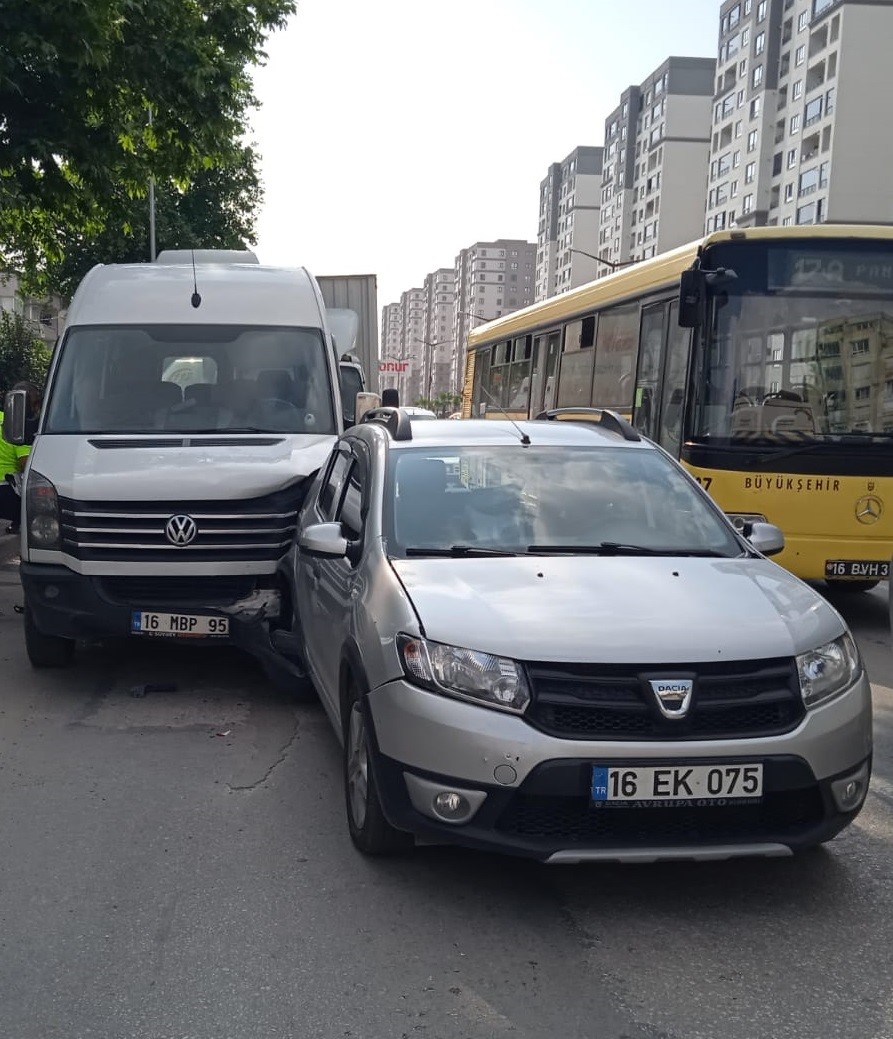Bursa’da yolcu indiren servise kamyonet çarptı : 1 ağır 4 işçi yaralandı