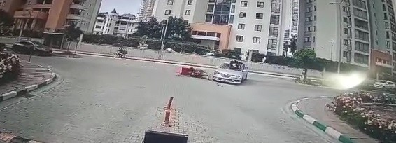 Otomobille çarpışan motosiklet sürücüsü böyle ölümden döndü