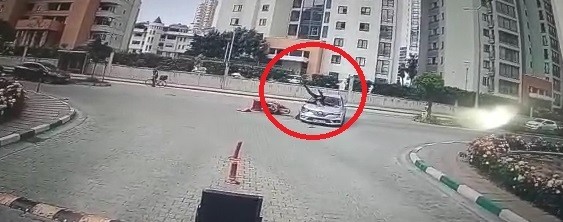 Otomobille çarpışan motosiklet sürücüsü böyle ölümden döndü