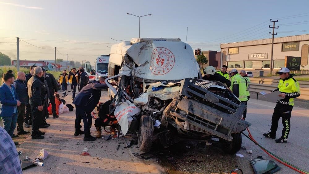 Bursa’da öğretmenin öldüğü, 16 öğrencinin yaralandığı feci kaza kamerada