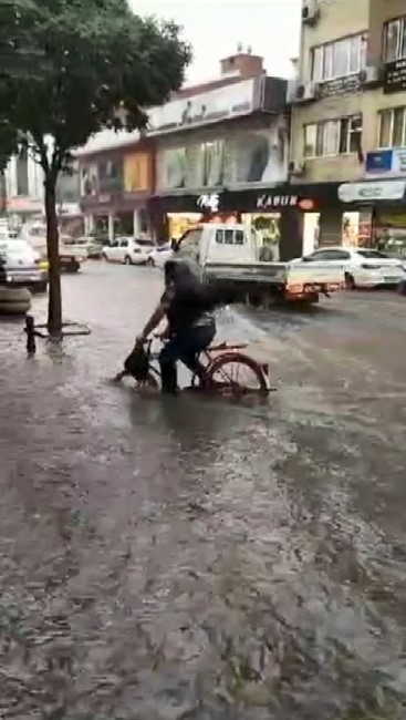 Yağmurlu havada bisikletinin hazin sonu kamerada