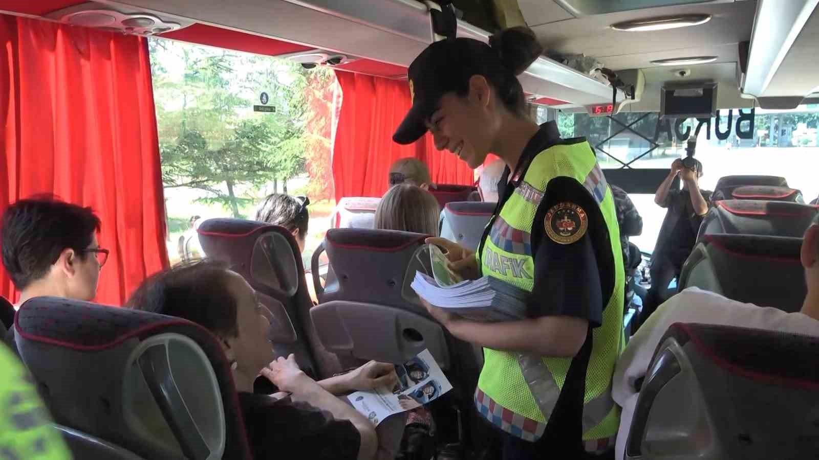 Bursa’da bayram tatiline çıkan yolcuları İl Jandarma Komutanı ve İl Emniyet Müdürü uğurladı