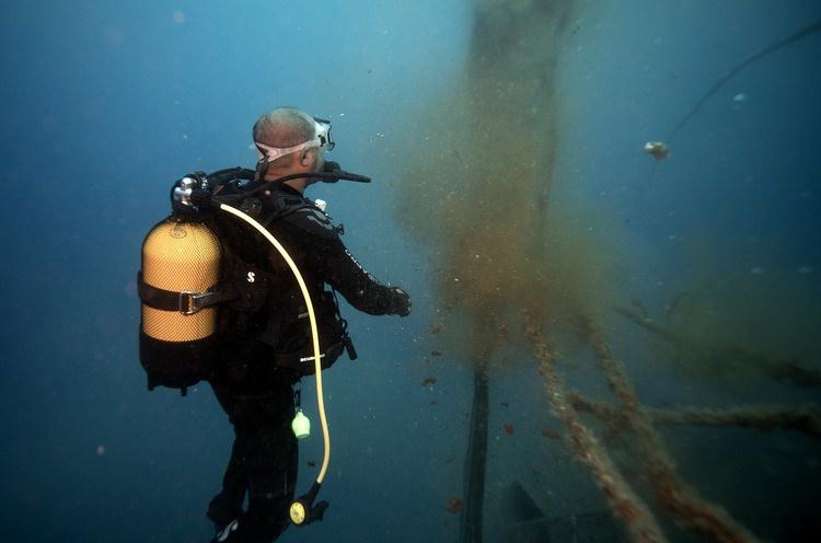 Karaburun'da 30 metre derinlikteki batıktan 