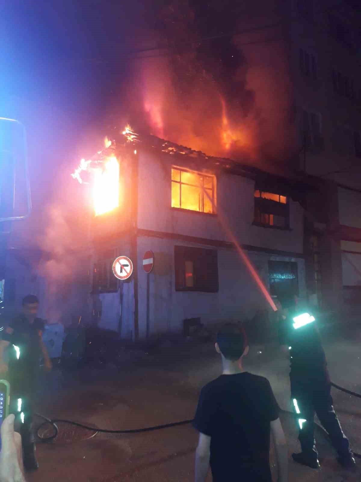Bursa’da 2 katlı ahşap ev alev alev yandı