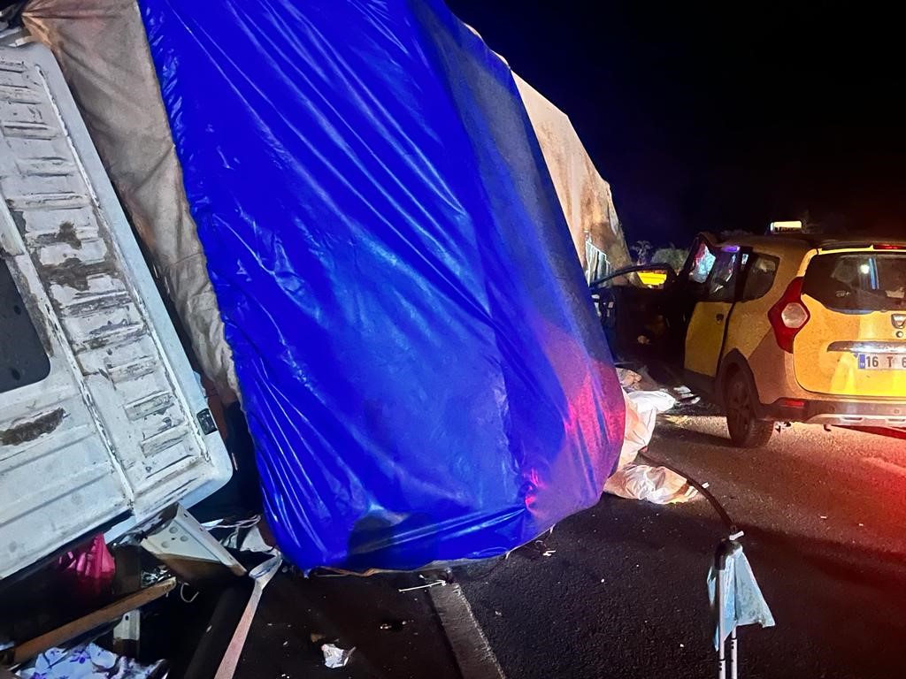 Bursa yolunda feci kaza: 1 ölü, 2 yaralı