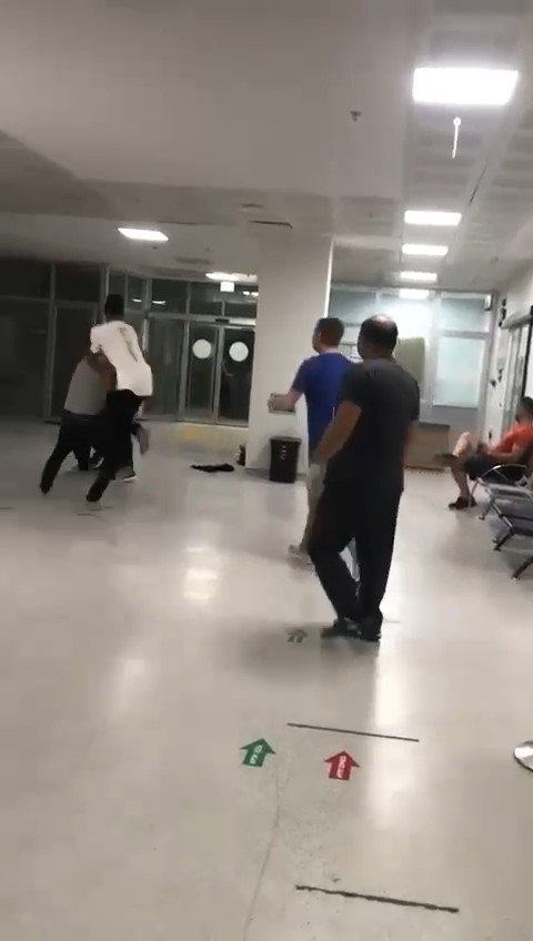 Hastanede yumrukların havada uçuştuğu kavga kamerada