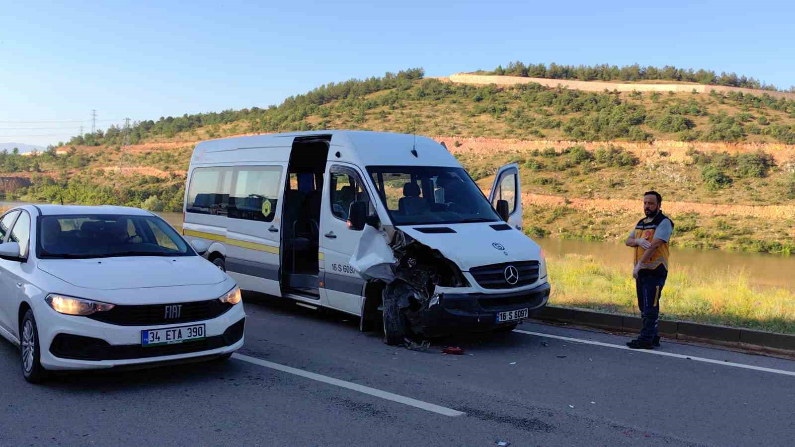 Servis minibüsü otomobile çarptı: 4 yaralı