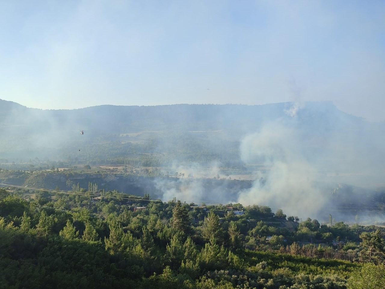 Hatay, Mersin ve Çanakkale'de dün çıkan orman yangınlarına müdahale sürüyor
