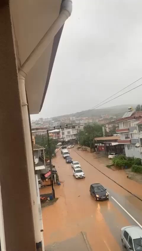 Bursa’da şiddetli yağış dereleri taşırdı