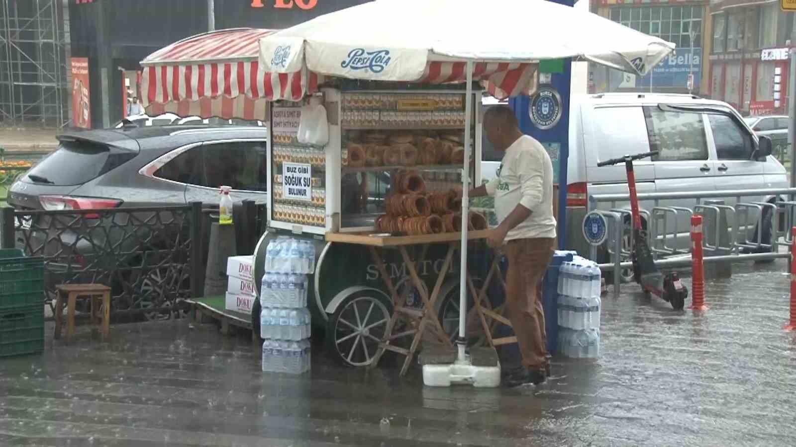 Bursalılar sağanak yağmura hazırlıksız yakalandı