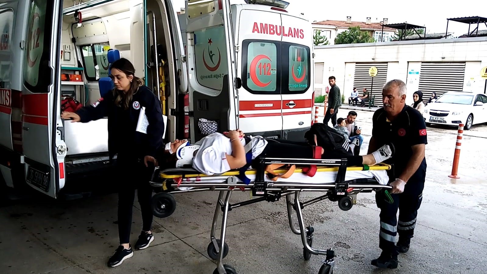 Bursa’da otomobil bariyerlere çarptı: 4 yaralı