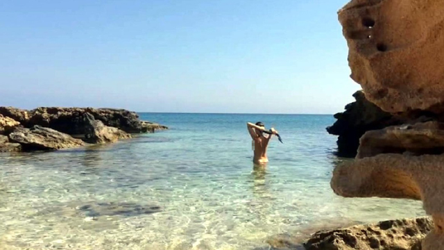 Yunanistan'da ünlü plaja asılan, 