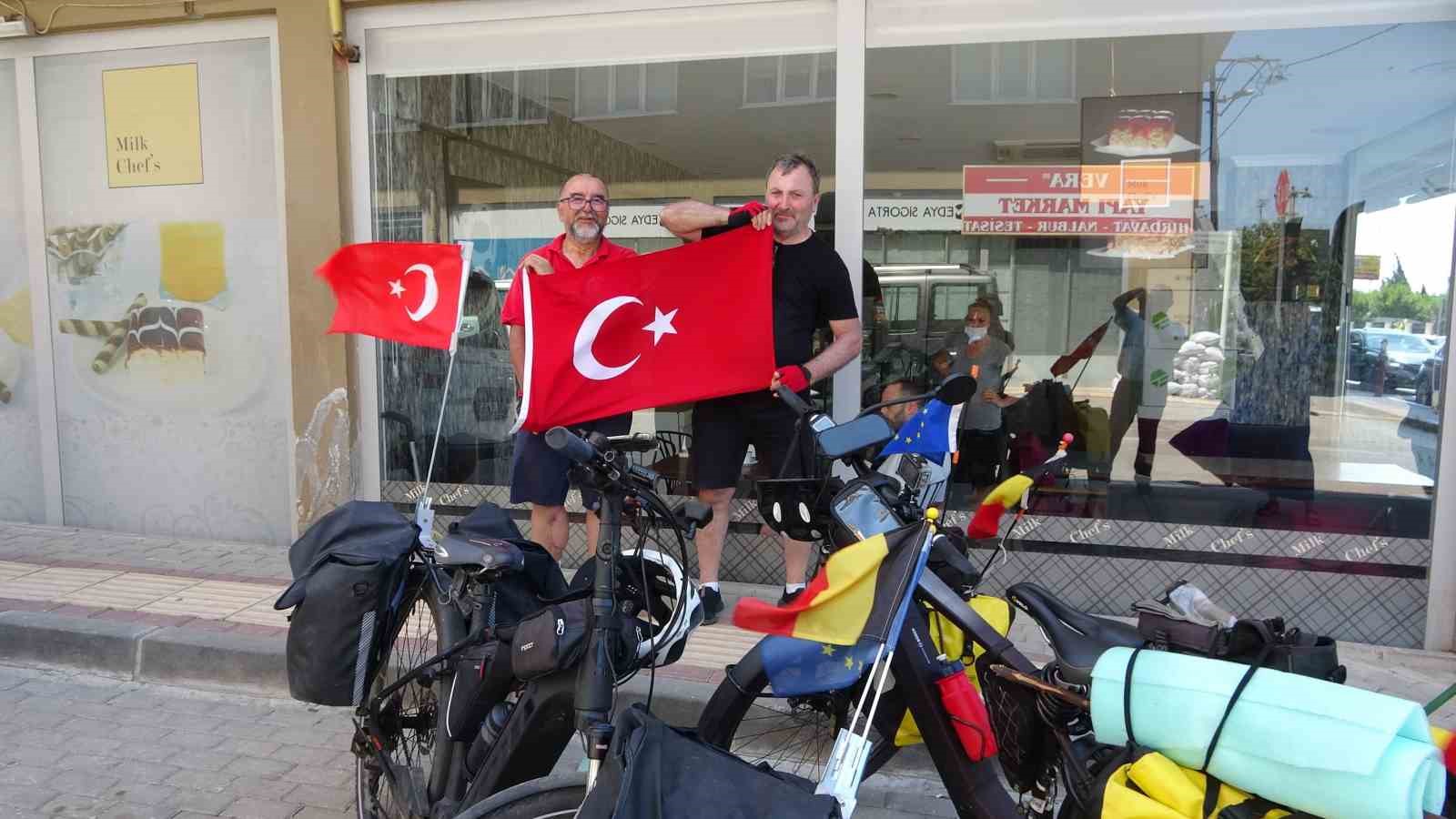 (Özel) Belçika’dan Türkiye’deki baba ocağına bisikletle geldiler