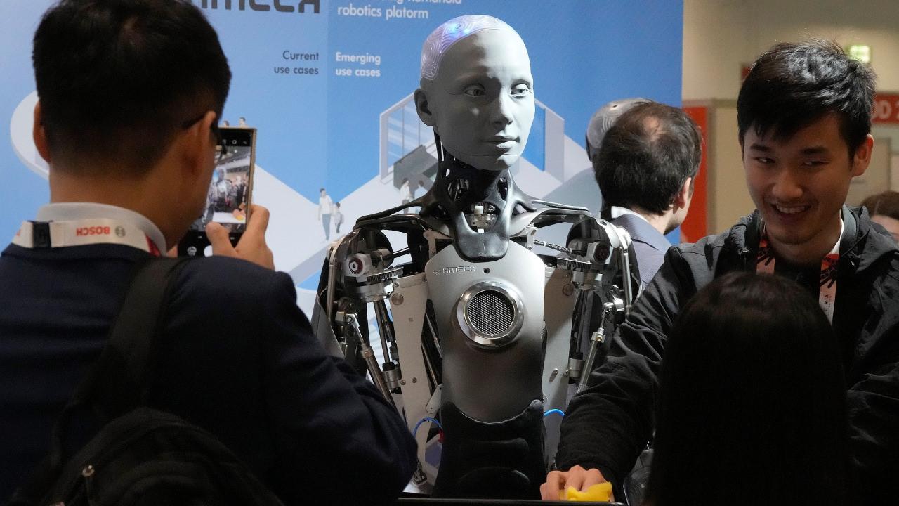 Tarihte bir ilk: İnsanlar ile robotlar ortak basın toplantısı düzenleyecek!