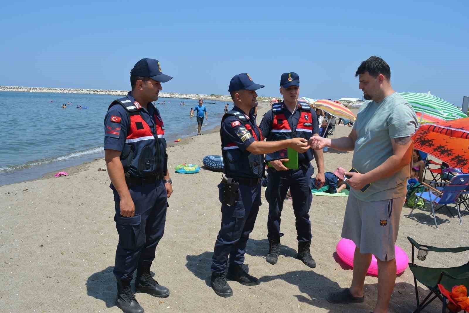 Jandarma ekipleri sahilde göz açtırmıyor