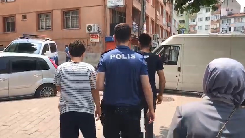 Bursa’da park kavgasında bıçaklar konuştu, baba-oğul yaralandı
