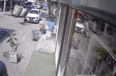(Özel) Otomobil yolun karşısına geçen bisikletliye böyle çarptı