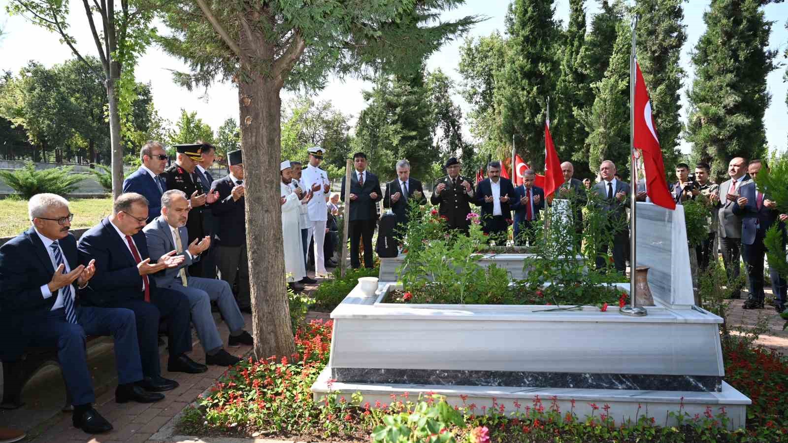 Bursa’daki şehitliklerde duygusal anma