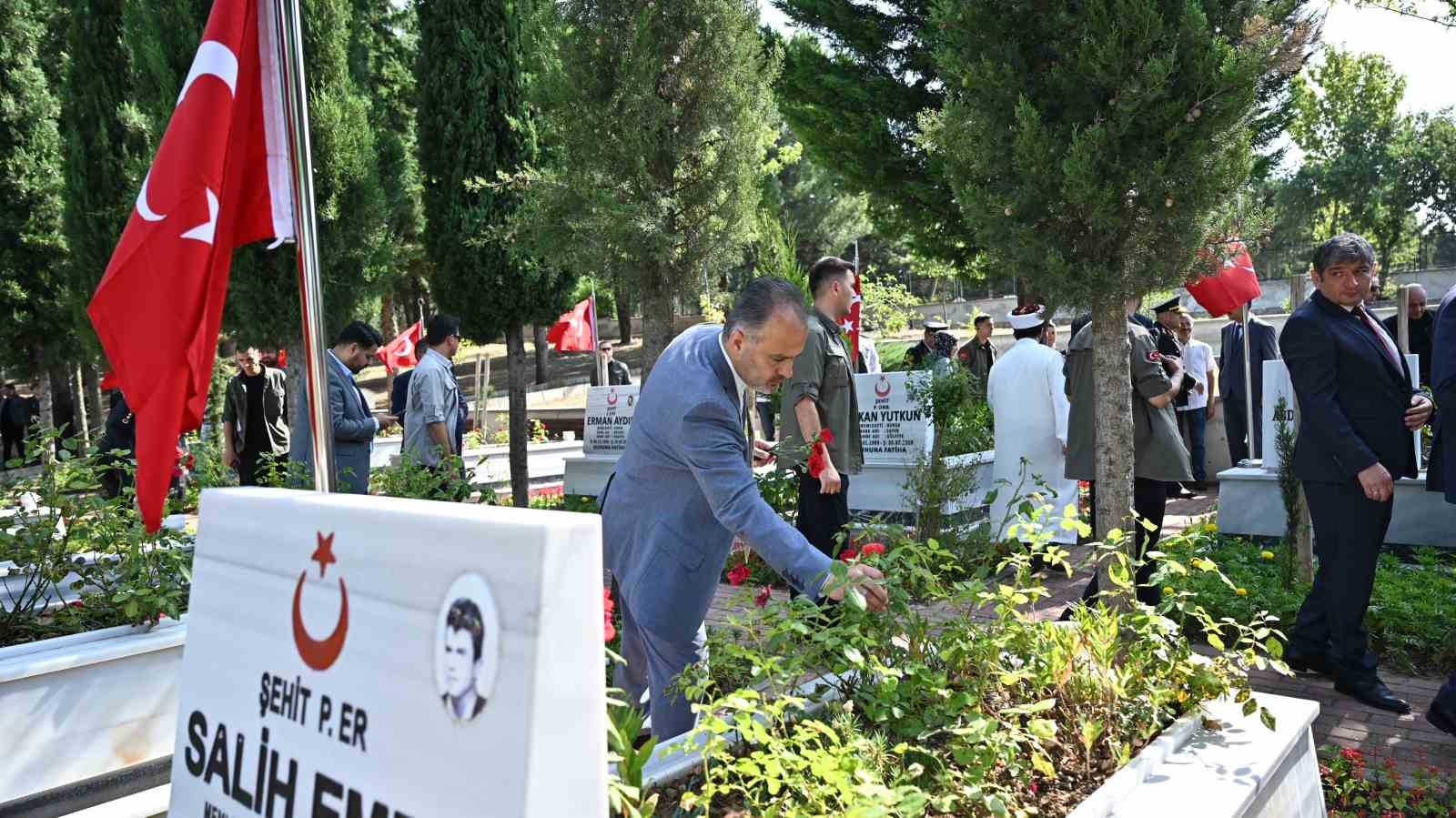 Bursa’daki şehitliklerde duygusal anma