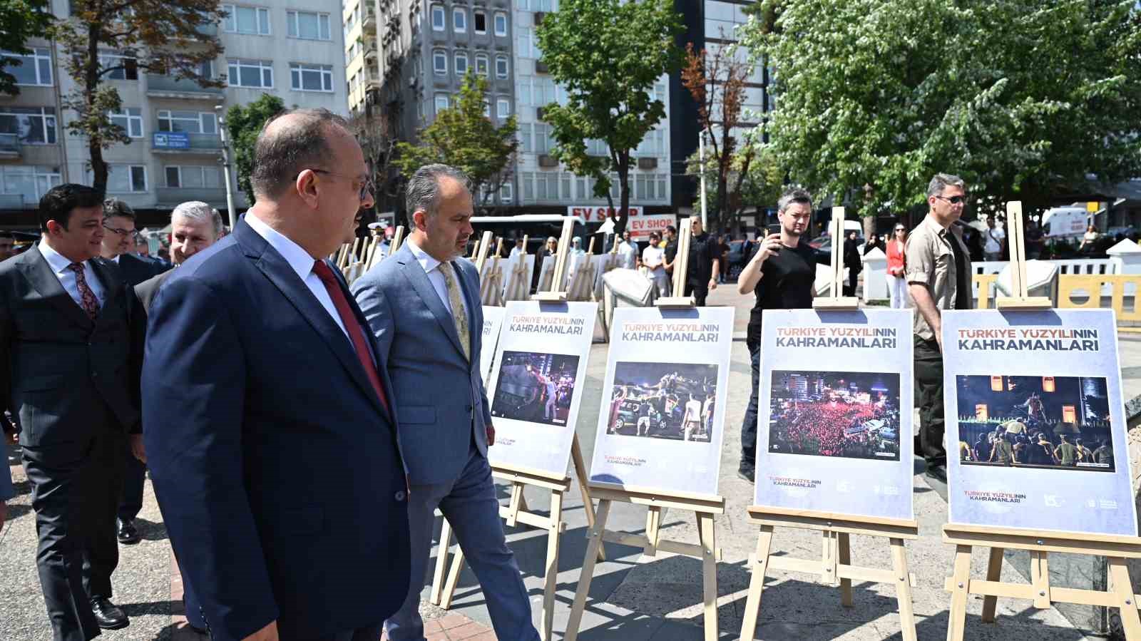 Bursa’daki şehitliklerde duygusal anma